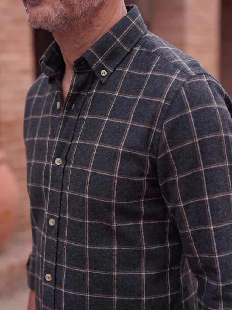 Chemise en flanelle à carreaux gris foncé